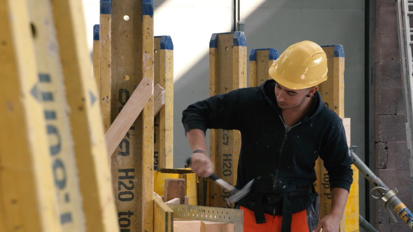 bau1 Bauarbeiter beim Herstellen einer Verschalung