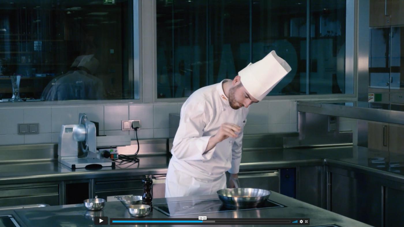 koch Koch beim Würzen einer Speise