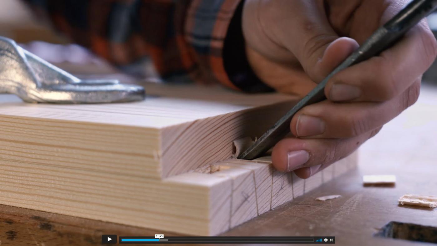 tischler2 manuelle Holzbearbeitung mit Stemmeisen